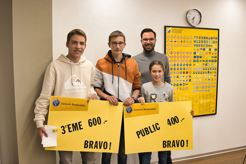 De jeunes Jurassiens ont été primés par le TCS pour leur film en lien avec la sécurité routière (de gauche à droite: Quentin Rérat, Matthias Wermeille, Emeline Wermeille et Gilles Méroz, secrétaire de la commission juniors de la section TCS Jura/Jura bernois).
