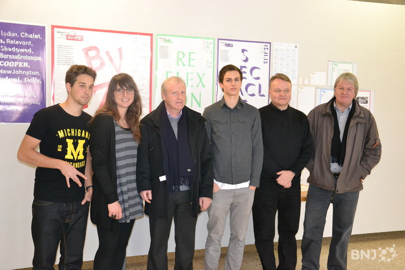 Arnaud Chabloz, troisième lauréat, Lucie Favre, deuxième lauréate, Jacques-André Humair, directeur de la Bibliothèque, Matthieu Huegi, gagnant du concours, Laurent Cocchi et Pierre-Alain Cottard, les deux enseignants responsables du projet posent devant l la nouvelle ligne graphique.