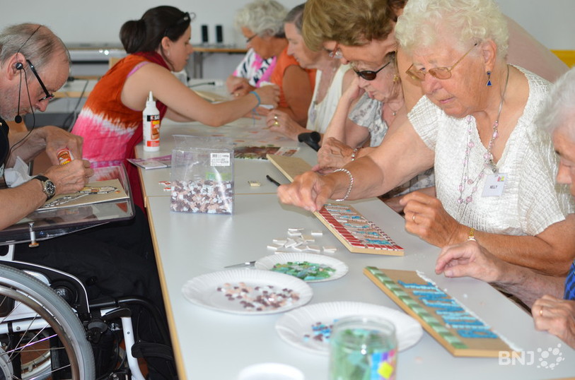 Les participants à « Des Vacances pour les aînés » se ont notamment participé à des ateliers de mosaïque