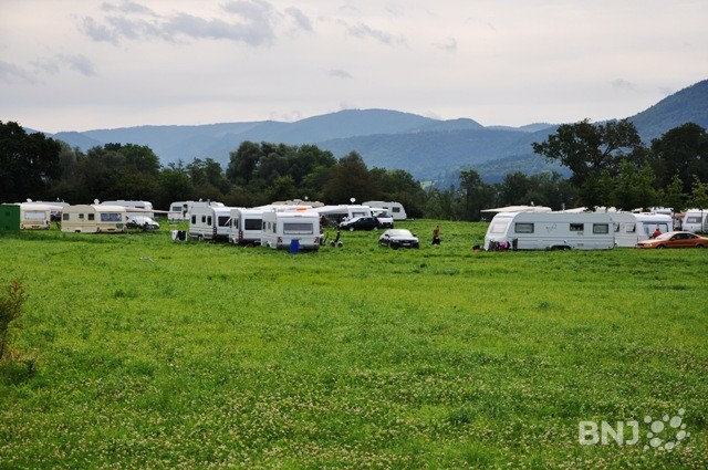 Les caravanes des gens du voyage au beau milieu d'un champ