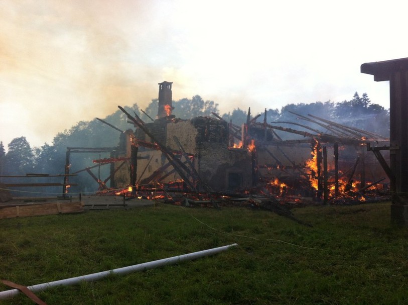 La ferme a été totalement détruite par les flammes [photo: police cantonale bernoise].