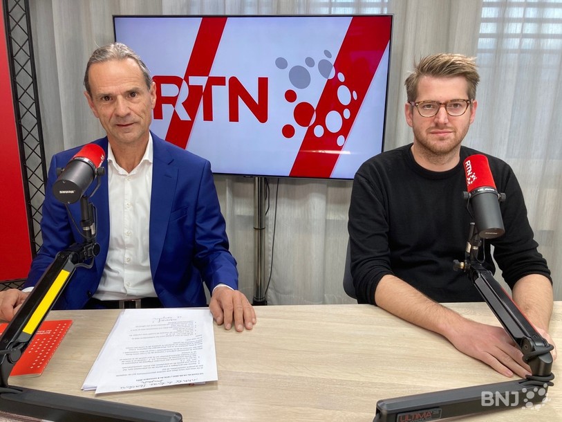 Werner Boxler, coprésident des Amis de la Constitution (à gauche) et Baptiste Hurni, conseiller national socialiste (à droite). 