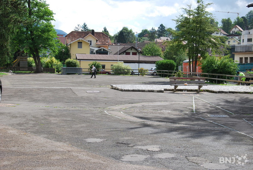 Vue de la cour de l'école du Clos à Moutier