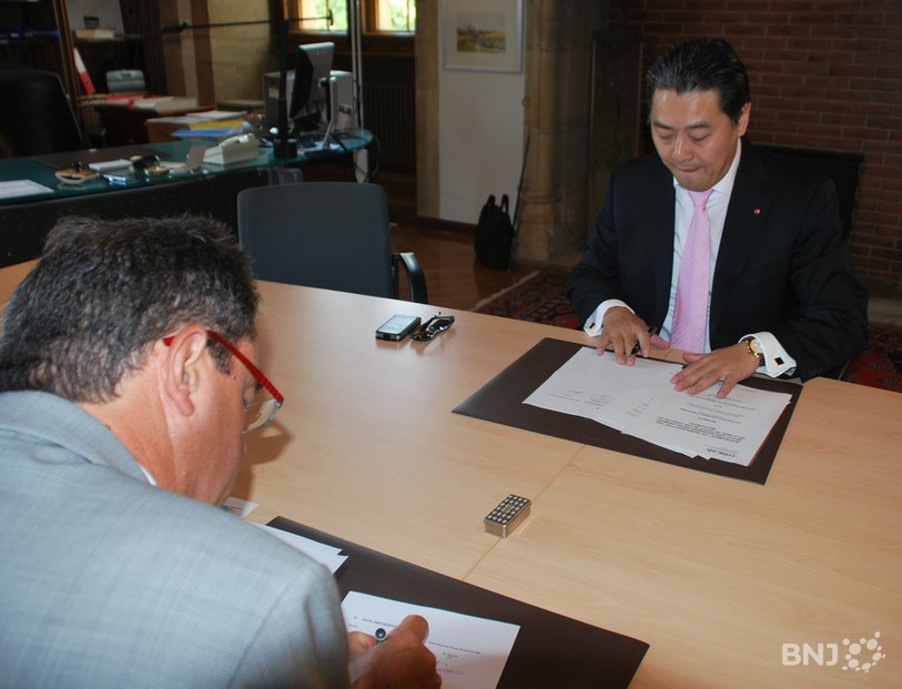 Thierry Grosjean, le chef du Département de l'économie, a signé le contrat mardi matin avec QU Ping, le directeur de la China Business House. 