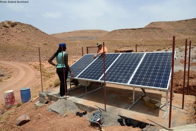 Les panneaux solaires en cours d'installation. Photo Roland Burkhard