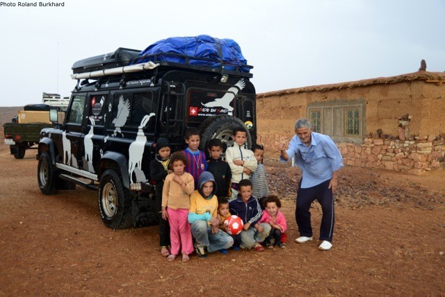 Des Marocains ravis de voir arriver les 4X4 d'Aide-en-Raid. Photo Roland Burkhard