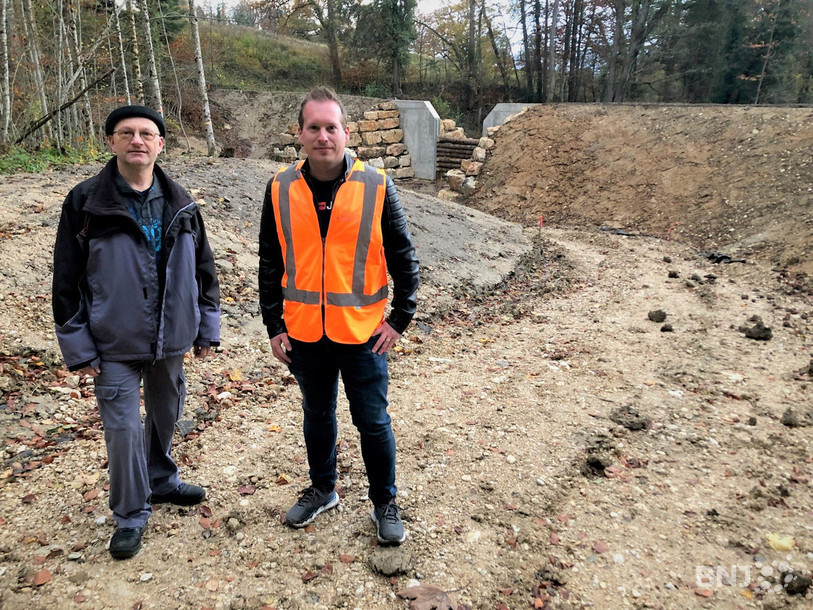 Le maire de Châtillon Silvio Mittempergher (à gauche) et le chef de projet Maxime Chevillat devant le bassin faisant office de piège à gravier. Le village se protège des éléments de la nature.