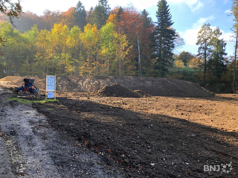 Vue d'ensemble du chantier. Le volume total de matériaux déplacés est de 3'650m3 et la surface de remodelage de 5'670m2.