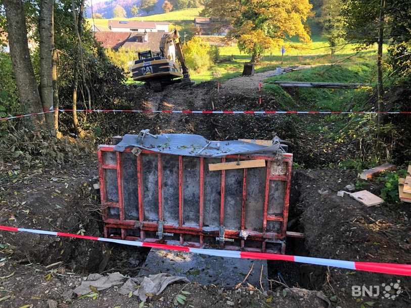 Le pont menant au fameux chêne millénaire de Châtillon est également en train de faire peau neuve.