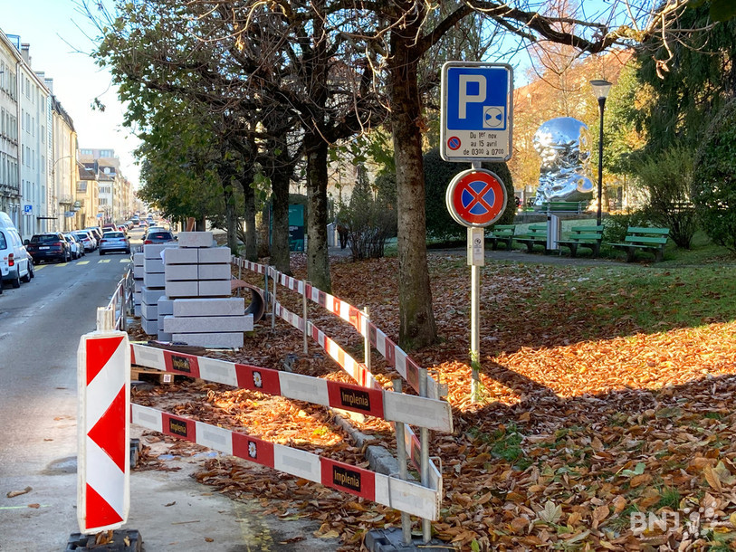 Les mesures hivernales n'étant pas encore officiellement en vigueur à La Chaux-de-Fonds, certains chantiers peuvent se poursuivre. 