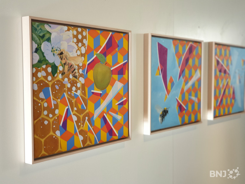 Pour l’occasion, Hans-Jörg Moning expose trois tableaux de sa collection « To Bee or not to Bee ». Une manière de sensibiliser à l’importance des insectes dans l’écosystème.