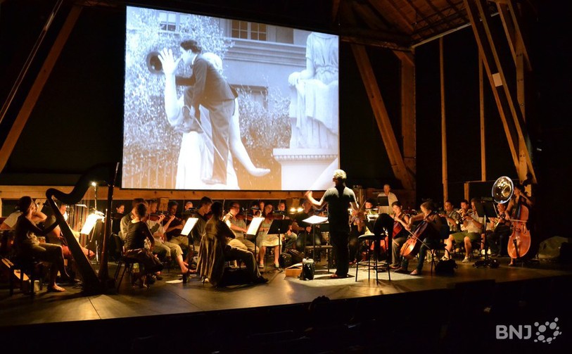 Le film Les lumières de la ville de Charlie Chaplin est accompagné en direct par l'orchestre des Jardins musicaux. 