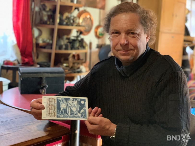 Vincent Hammel, passionné d'histoire, présente un billet de cent anciens francs suisses, sur lequel apparait St-Martin.