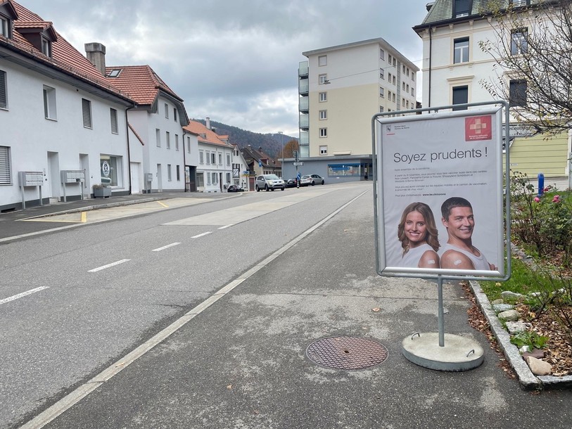 Confédération, cantons et communes en appellent à la prudence en matière sanitaire, comme ici à la Rue Dr-Schwab à Saint-Imier. (Photo libre de droits)