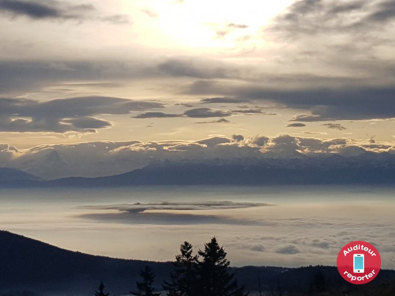 Une vue du dégagement de fumée de l'incendie à Cudrefin depuis Tête-de-Ran.