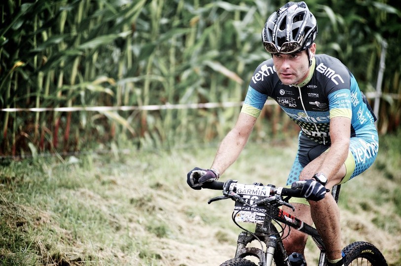 Un coureur en plein effort durant le Garmin Bike Marathon