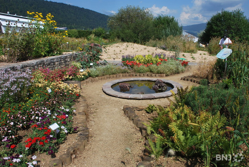 Une vingtaine de panneaux sont disséminés dans le jardin.
