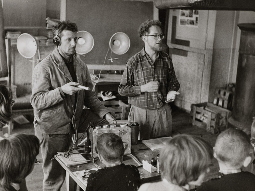 Tournage du film « Quand nous étions petits enfants », 1959. (Photo : Jean Bernasconi, Fonds Henry Brandt, Musée d’art et d’histoire de Neuchâtel).