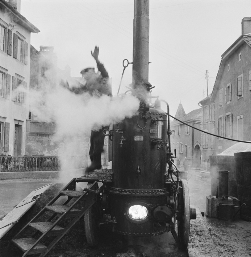 Distillation du marc à Cormondrèche, 1956. (Photo : Henry Brandt, Fonds Henry Brandt, Musée d’art et d’histoire de Neuchâtel).