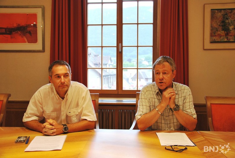 Fabrice Zavagnin, chef du Service des Travaux publics de Moutier, et Laurent Muehlethaler, conseiller municipal, ont présenté vendredi le nouveau point de récolte des déchets de la Prévôté
