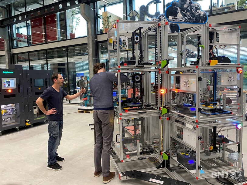 Michael Wendling s'affaire autour d'imprimantes 3D connectées.