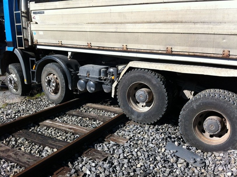 Camion sur les voies de chemin de fer