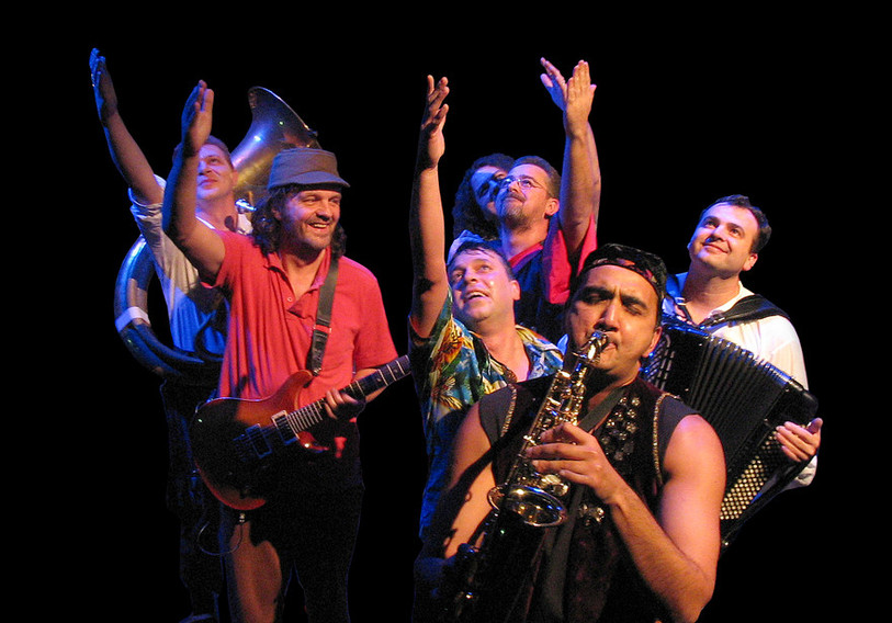 Emir Kusturica (en rouge avec une casquette) avec son groupe de musique « No Smoking Orchestra ».