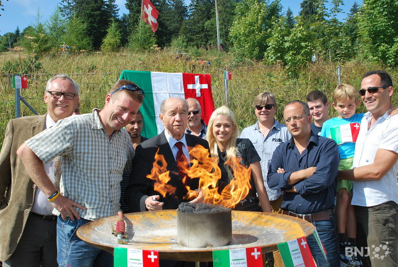 Gilbert Facchinetti et Raphaël Domjean, lors de la présentation de la flamme de l'espoir qui sera allumée ce dimanche.