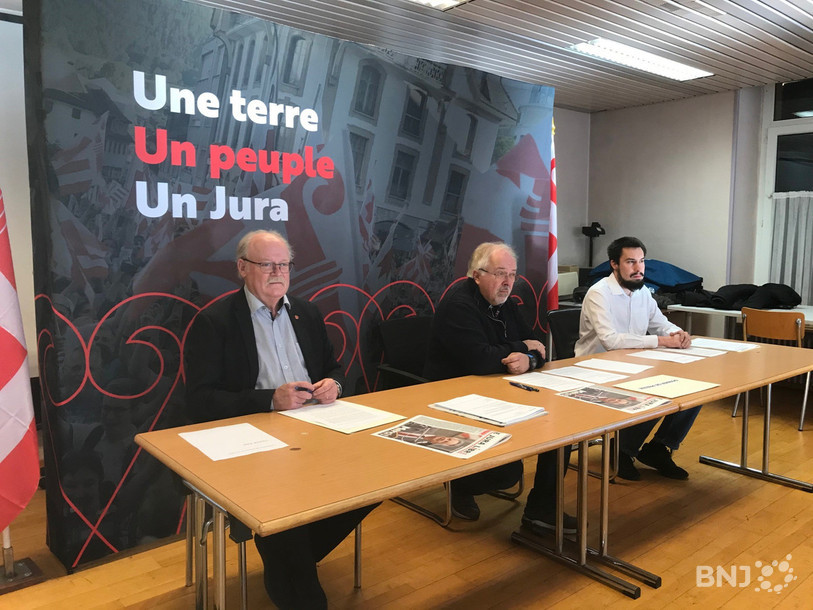 De gauche à droite : Pierre-André Comte, secrétaire général du MAJ, Laurent Coste, président du MAJ et Jonathan Gosteli, animateur principal du Groupe Bélier, ont dévoilé leur nouveau slogan.