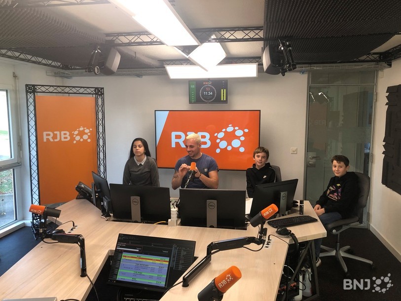 Sofia, Noé et Mahé en compagnie de Sven pour découvrir les coulisses de l’antenne.