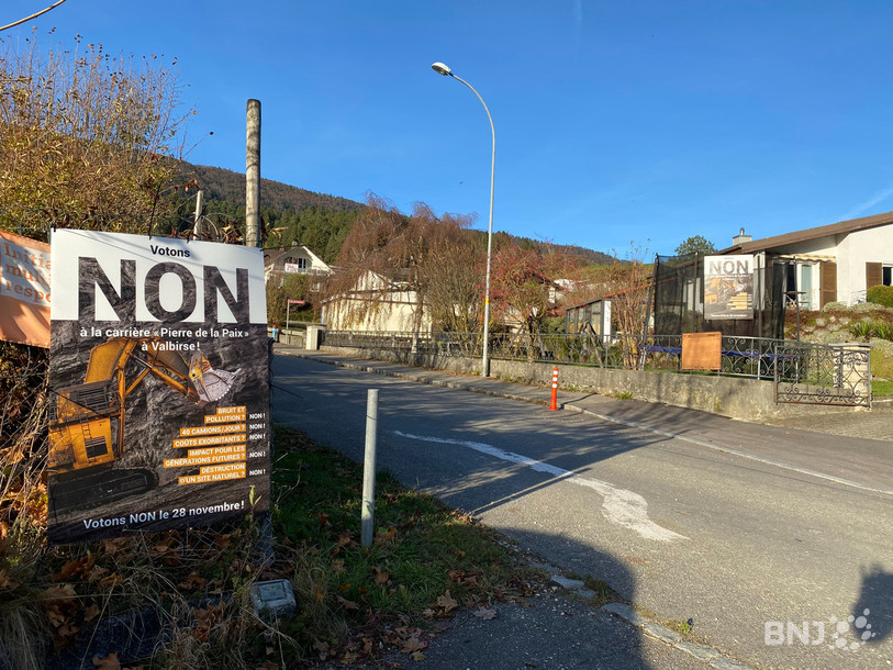 Les opposants à la carrière se font voir avec force banderoles et pancartes le long de la route de Moron.