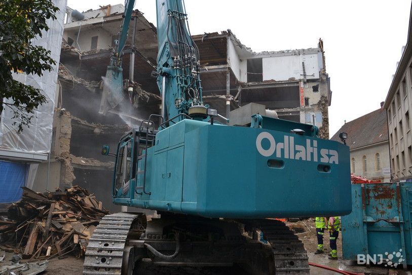 Démolition de l'ancien bâtiment de Globus