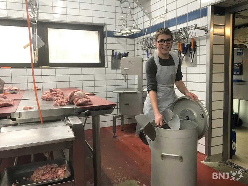 Jonathan Desboeufs, apprenti boucher, nous dévoile la machine pour faire du boudin