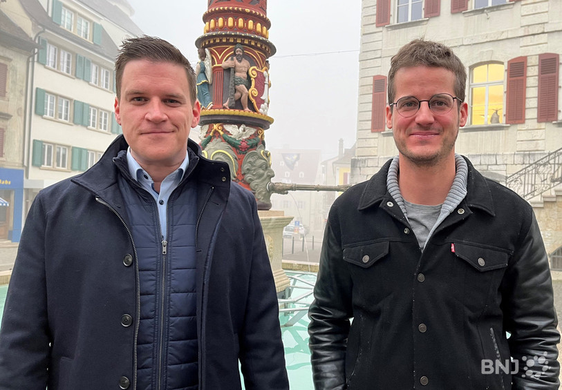 De gauche à droite : Loïc Dobler, député PS au Parlement jurassien, et Gauthier Corbat, député PDC au Parlement jurassien