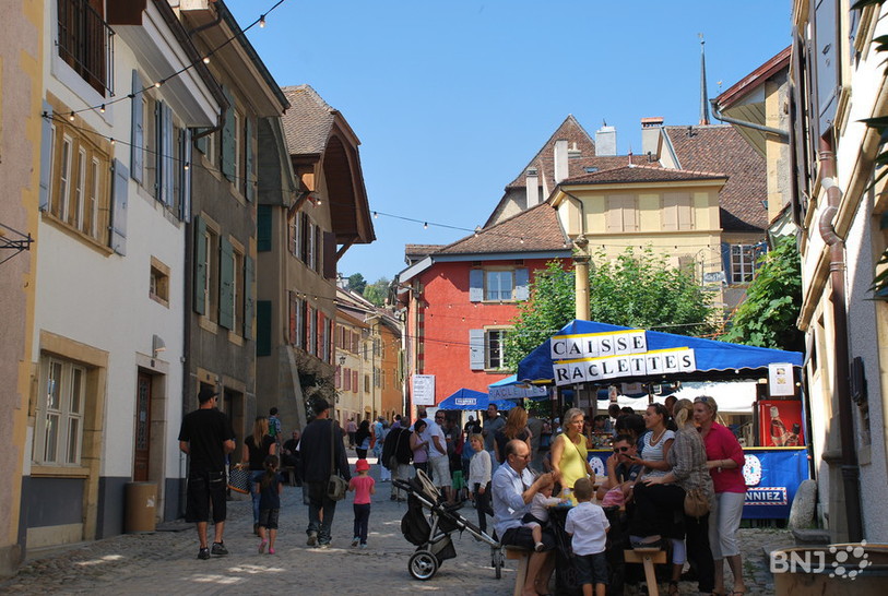 Stands, tables et chaisses ont été installées dans les rues du village viticole.