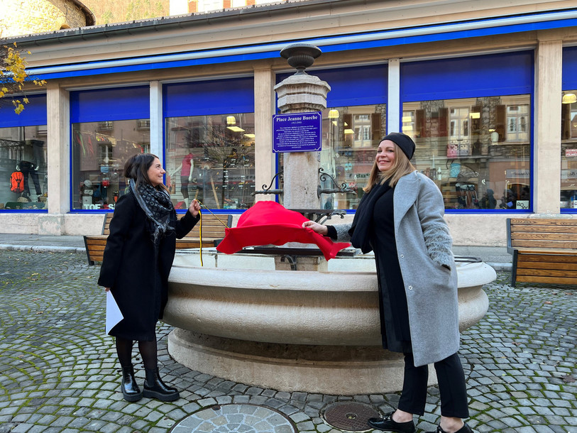La conseillère municipale Jessica Froidevaux, à gauche, et Florine Pessotto-Bueche, petite-nièce de Jeanne Bueche, ont dévoilé la plaque honorant l'illustre architecte. (photo: commune St-Imier)