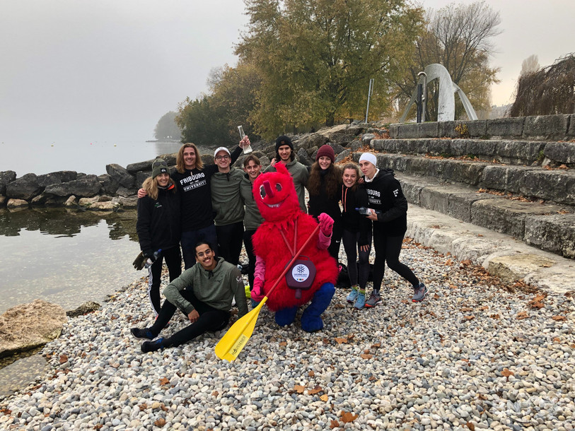 Les étudiants ont bravé le brouillard pour relier l'Université de Neuchâtel à la rame. 