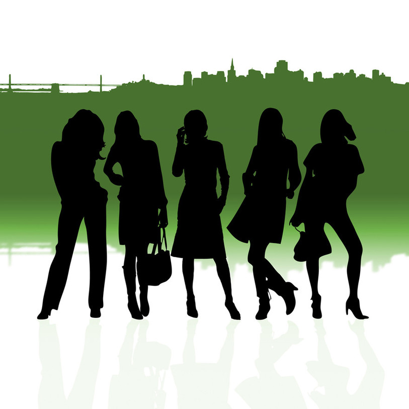 Silhouettes de femmes modernes sur fonds de paysage citadin 