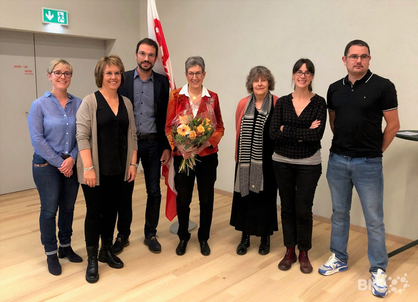 Roland Béguelin aurait eu 100 ans, ce qui valait bien une cérémonie anniversaire. De gauche à droite: les ministres jurassiens Rosalie Beuret Siess, Nathalie Barthoulot et Martial Courtet, l'épouse de Roland Béguelin, Denise Béguelin, sa fille, Marie-José Béguelin, et ses petits-enfants, Mathilde Béguelin et José Béguelin.