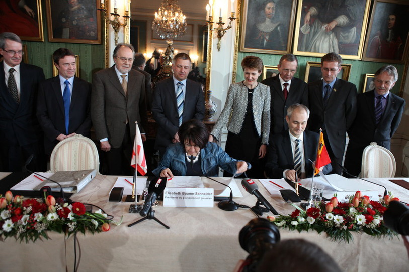 La signature de la déclaration d'intention avec les invités au grand complet