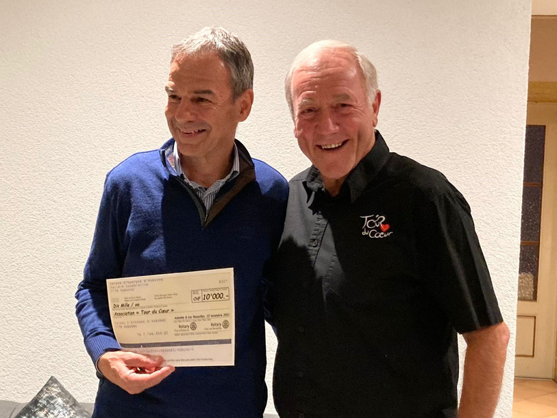René Prêtre (à gauche) a reçu un chèque de 10'000 du président de l'association Tour du Coeur Jean-Philippe Patthey. (Photo: Association Tour du Coeur).