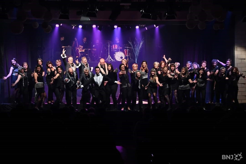 Le chœur 1001 Notes est habitué à bouger sur scène. En raison du Covid, son nouveau spectacle se concentre sur le chant avec un peu moins de mouvement.