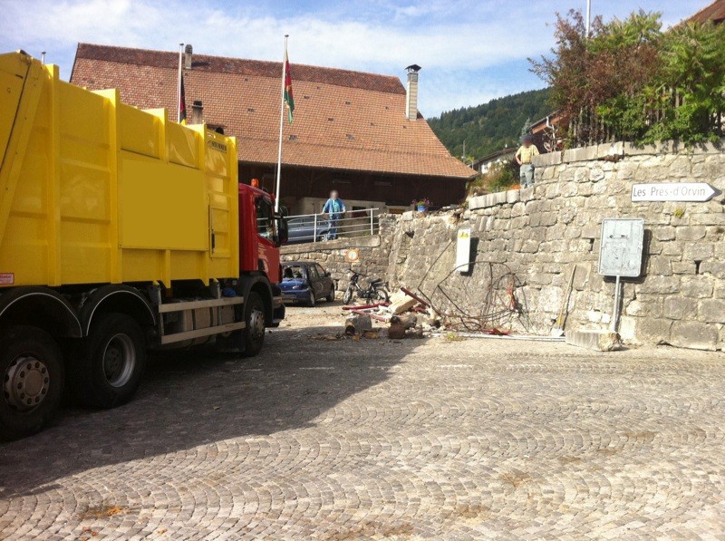 Un camion a fait une folle embardée à Orvin.