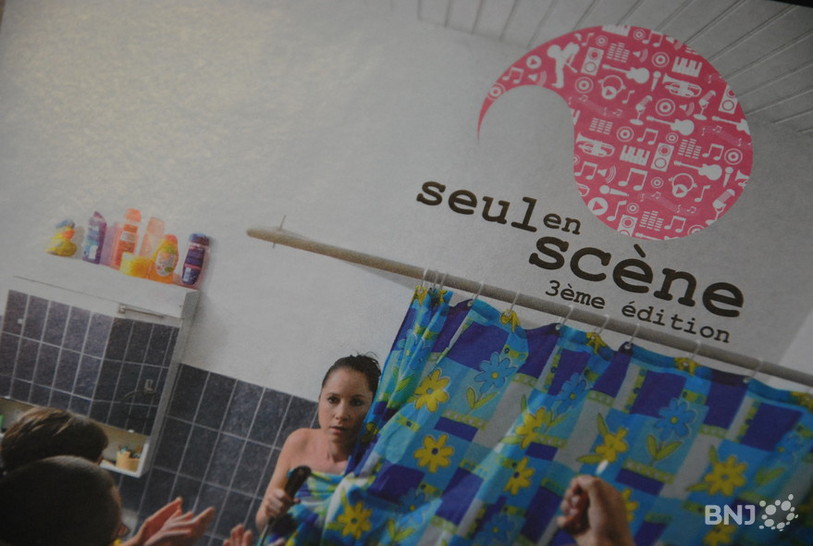 L'affiche de seul en scène ne change pas. Le rideau de douche est désormais le symbole du festival.