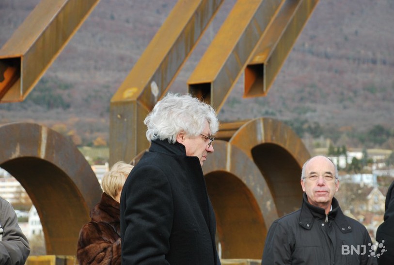 Mario Botta devant sa fontaine.