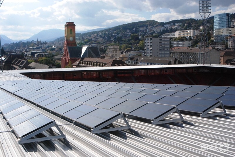 La pose de panneaux photovoltaïques sur le toit du stade de la Maladière s’intégrait au projet Holistic. (photo : archives)
