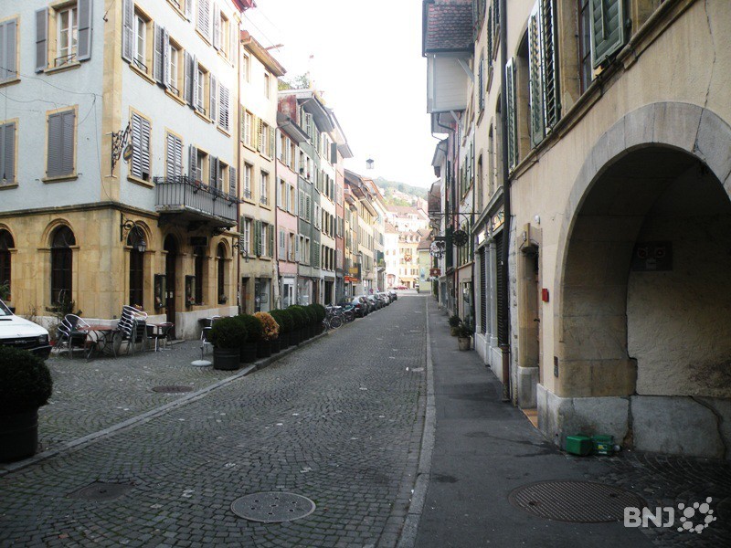 La rue Basse, en vieille ville de Bienne, retrouvera son aspect original le printemps prochain.