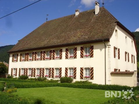 Dès le 1er janvier 2013, l'autorité de protection de l'enfant et de l'adulte a été centralisée à Courtelary pour le Jura bernois. 