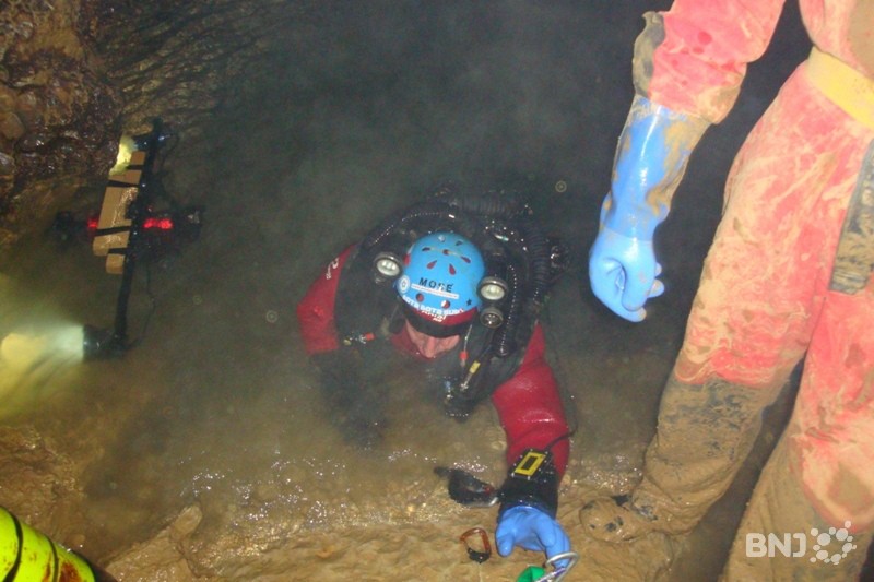 Un spéléologue dans la grotte de Môtiers.