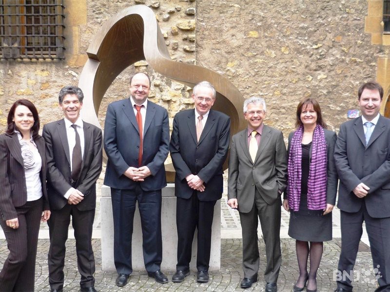 Le gouvernement de l'époque avait engagé Francis Randin (au centre, entre Jean Studer et Claude Nicati) pour tenter de redresser les finances neuchâteloises.